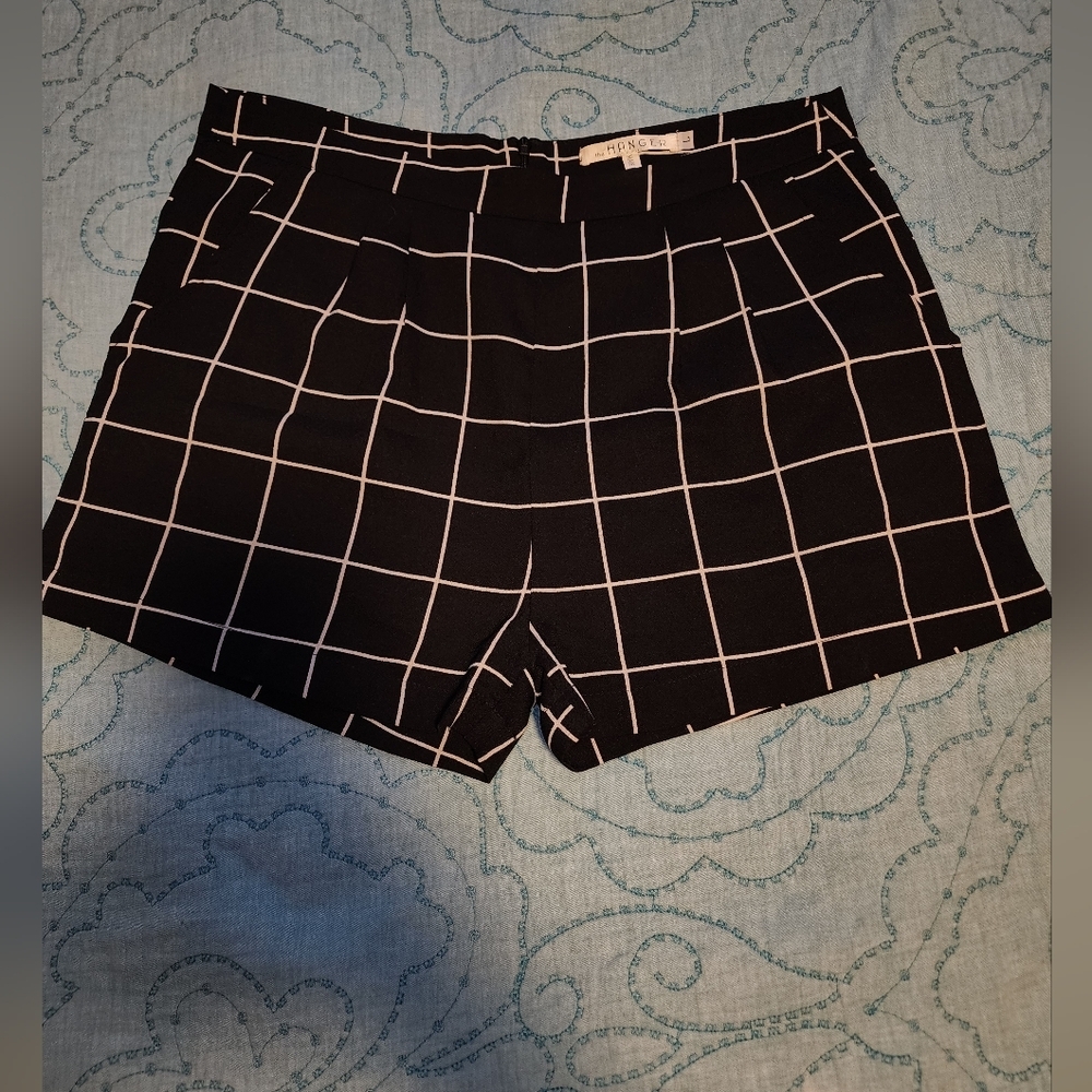Hanger women's dressy shorts sz large. *222.22